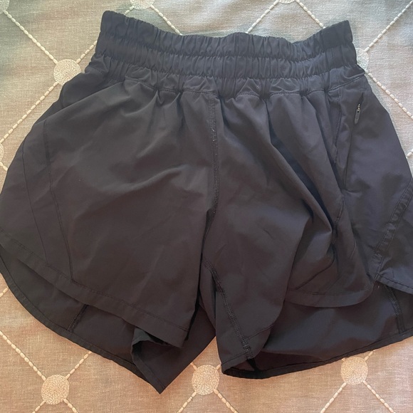 black Lululemon shorts size 4 - Picture 1 of 3